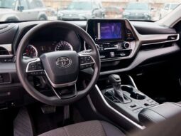 
										2023 Toyota Highlander LE AWD full									