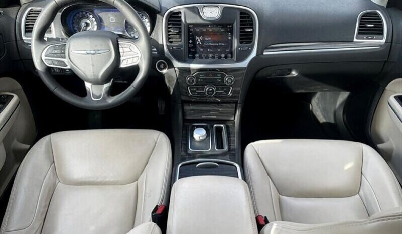 
								2022 Chrysler 300 Touring L AWD full									