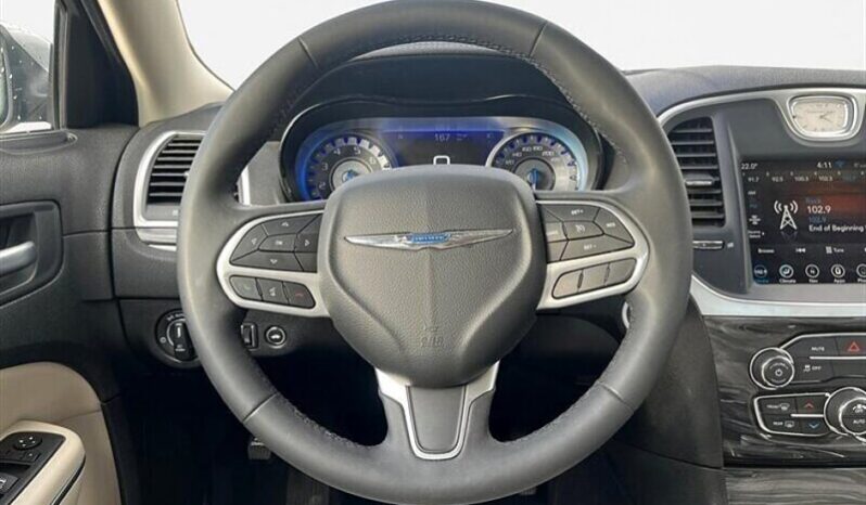 
								2022 Chrysler 300 Touring L AWD full									