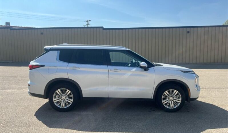 
								2024 Mitsubishi Outlander LE Limited AWD full									