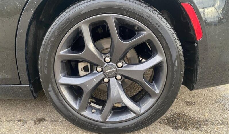 
								2023 Chrysler 300 Touring L full									