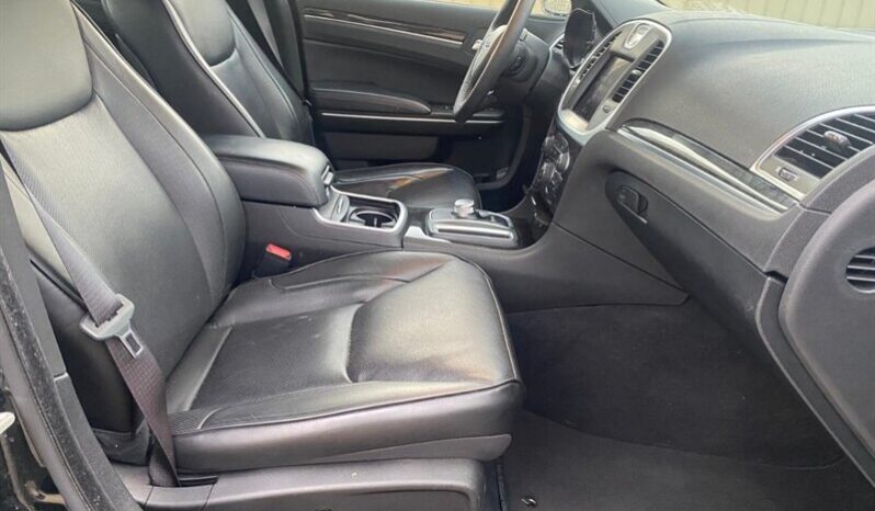 
								2023 Chrysler 300 Touring L full									