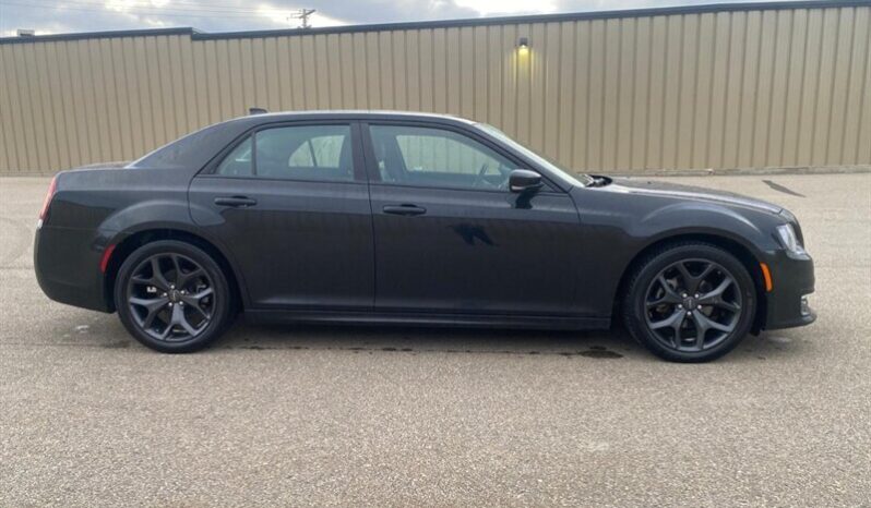 
								2023 Chrysler 300 Touring L full									