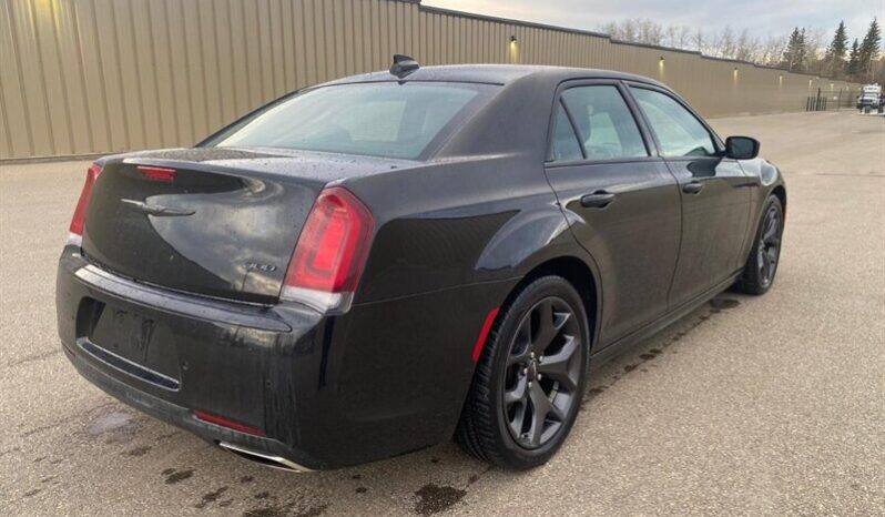 
								2023 Chrysler 300 Touring L full									