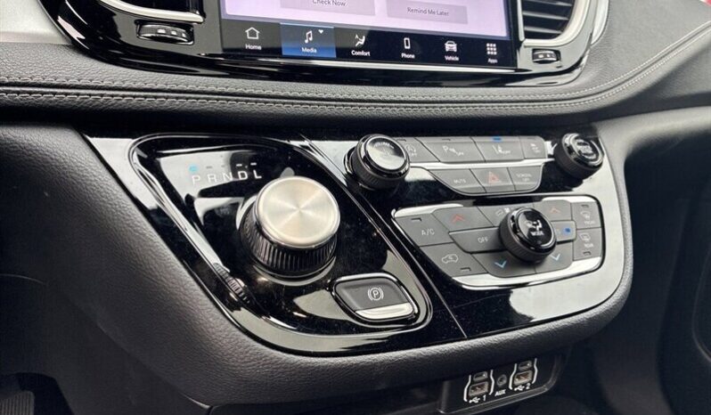 
								2023 Chrysler Pacifica Touring L Sunroof S Package full									