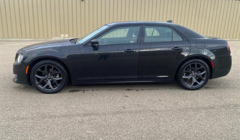 
								2023 Chrysler 300 Touring L full									