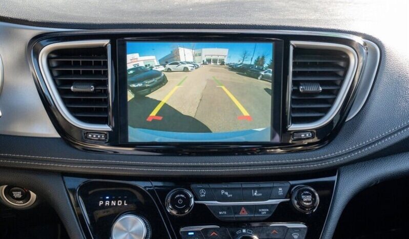 
								2024 Chrysler Pacifica Touring L Sunroof S Package full									