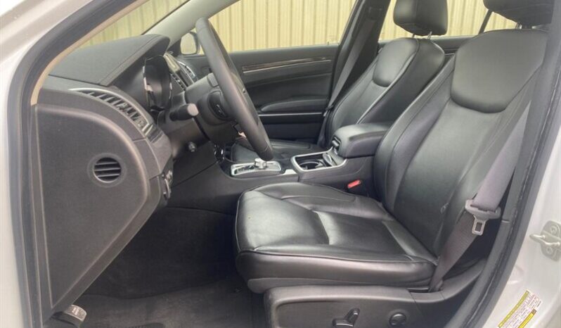 
								2023 Chrysler 300 Touring L full									