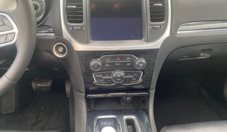 
								2023 Chrysler 300 Touring L full									