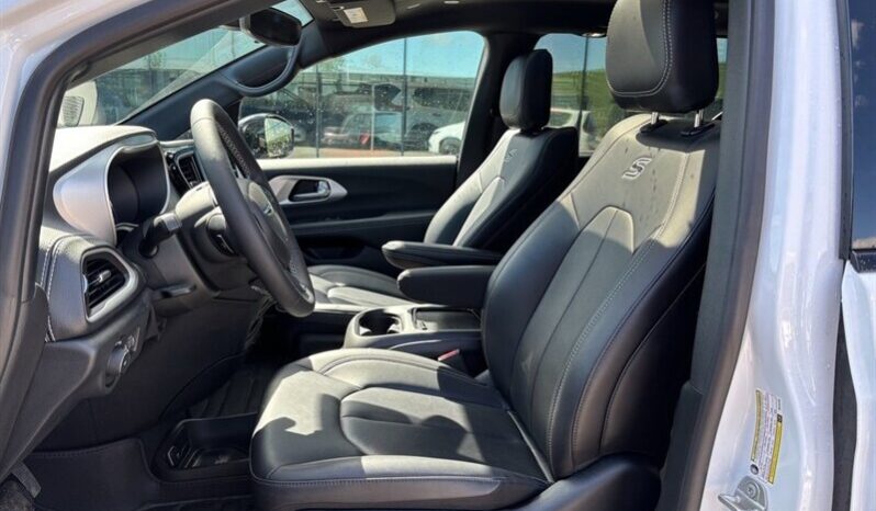 
								2023 Chrysler Pacifica AWD Touring L Sunroof S Package full									