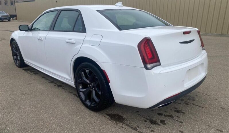
								2023 Chrysler 300 Touring L full									