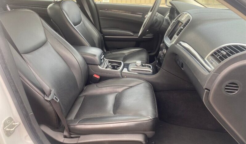 
								2023 Chrysler 300 Touring L full									