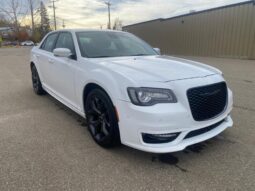 
										2023 Chrysler 300 Touring L full									