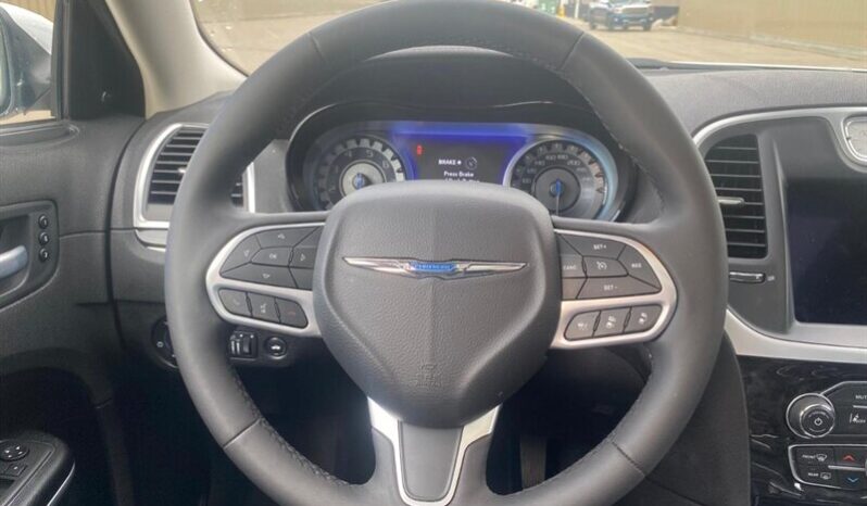 
								2023 Chrysler 300 Touring L full									