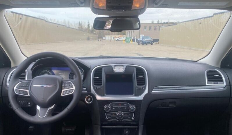 
								2023 Chrysler 300 Touring L full									