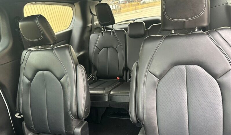 
								2024 Chrysler Pacifica Touring L Sunroof S Package full									