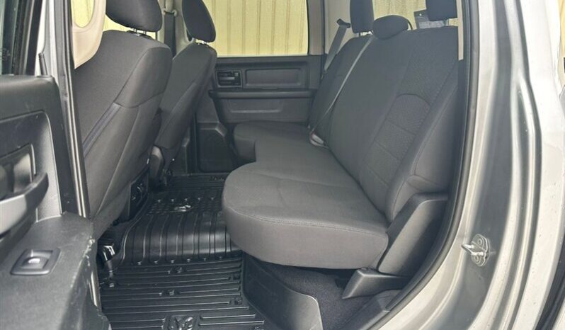 
								2020 Ram 1500 Express Crew Cab 4×4 5.7L Hemi full									