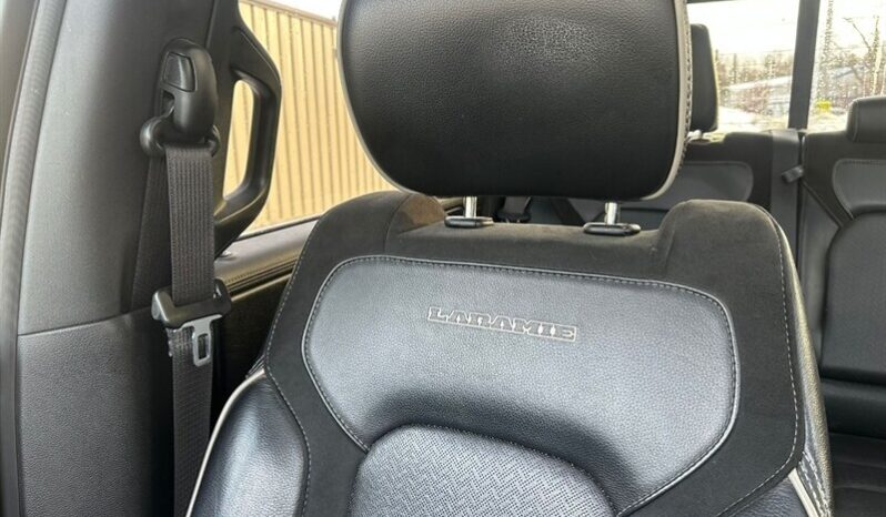 
								2023 Ram 1500 Laramie Crew Cab 4×4 5.7L Hemi full									