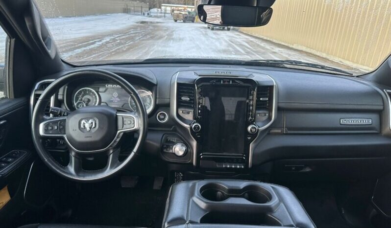 
								2023 Ram 1500 Laramie Crew Cab 4×4 5.7L Hemi full									
